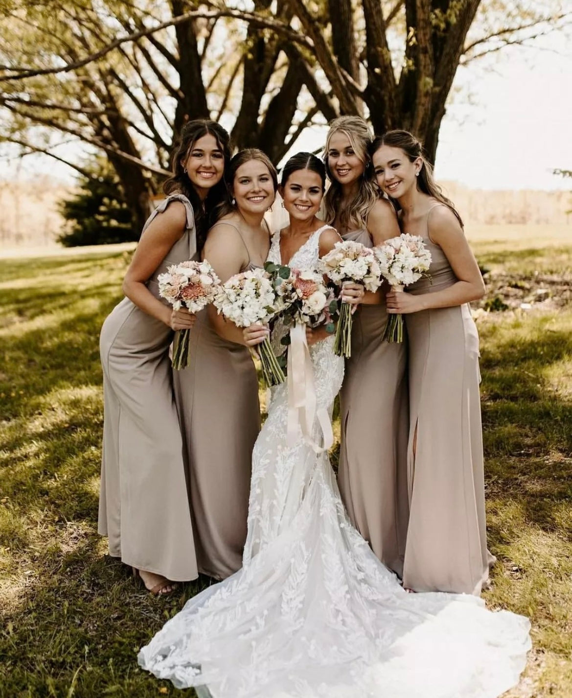 Xena - robe à coupe ajustée à dentelle perlée luxueuse et dos dénudé, avec boucles amovibles Xena - robe à coupe ajustée à dentelle perlée luxueuse et dos dénudé, avec boucles amovibles