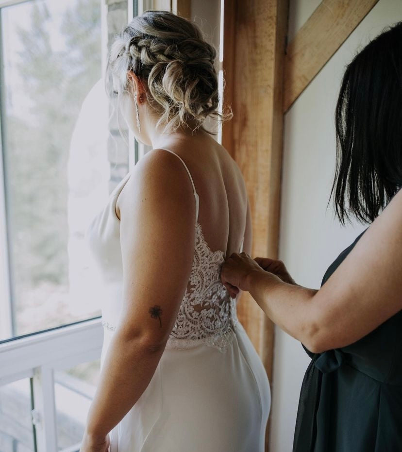 Mauricia *échantillon taille 14*- robe de mariée de coupe ajustée sans manches en crêpe avec dos noué Mauricia *échantillon taille 14*- robe de mariée de coupe ajustée sans manches en crêpe avec dos noué