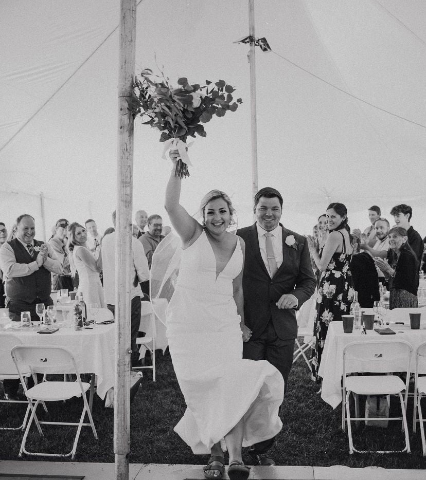 Mauricia *échantillon taille 14*- robe de mariée de coupe ajustée sans manches en crêpe avec dos noué Mauricia *échantillon taille 14*- robe de mariée de coupe ajustée sans manches en crêpe avec dos noué