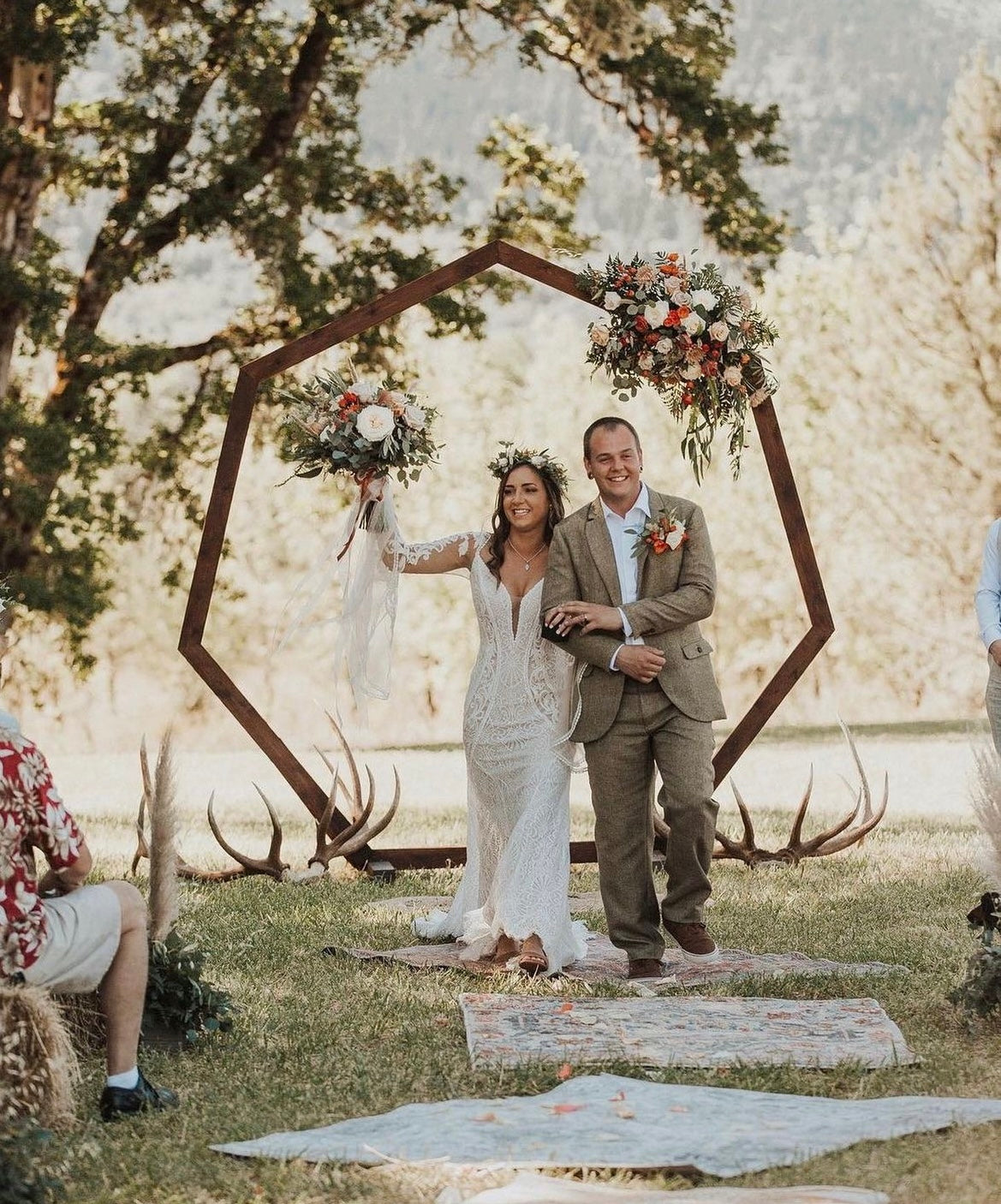 Wilson - robe de mariée boho ajustée en dentelle avec manches cloches en tulle léger et dos ouvert Wilson - robe de mariée boho ajustée en dentelle avec manches cloches en tulle léger et dos ouvert