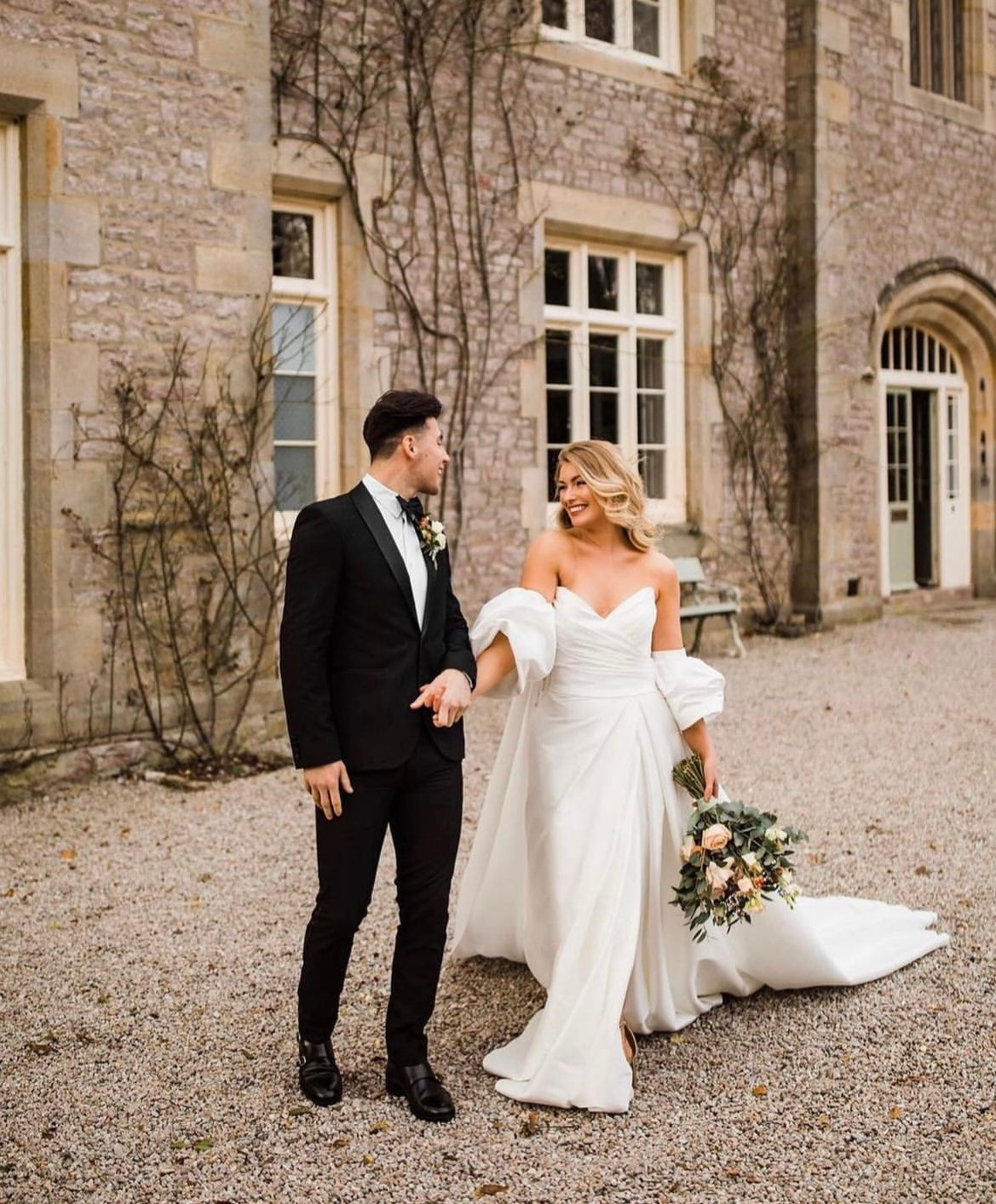 Watson - robe de mariée moderne et classique à bustier en coeur et fente dramatique à la jambe Watson - robe de mariée moderne et classique à bustier en coeur et fente dramatique à la jambe