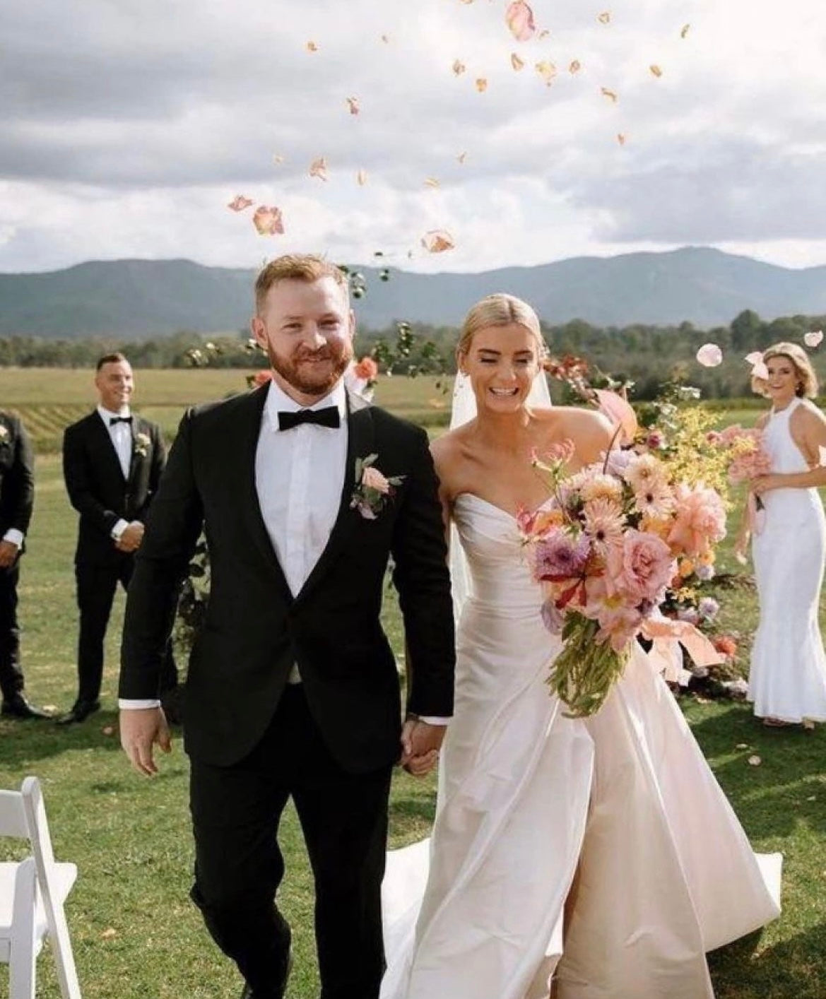 Watson - robe de mariée moderne et classique à bustier en coeur et fente dramatique à la jambe Watson - robe de mariée moderne et classique à bustier en coeur et fente dramatique à la jambe