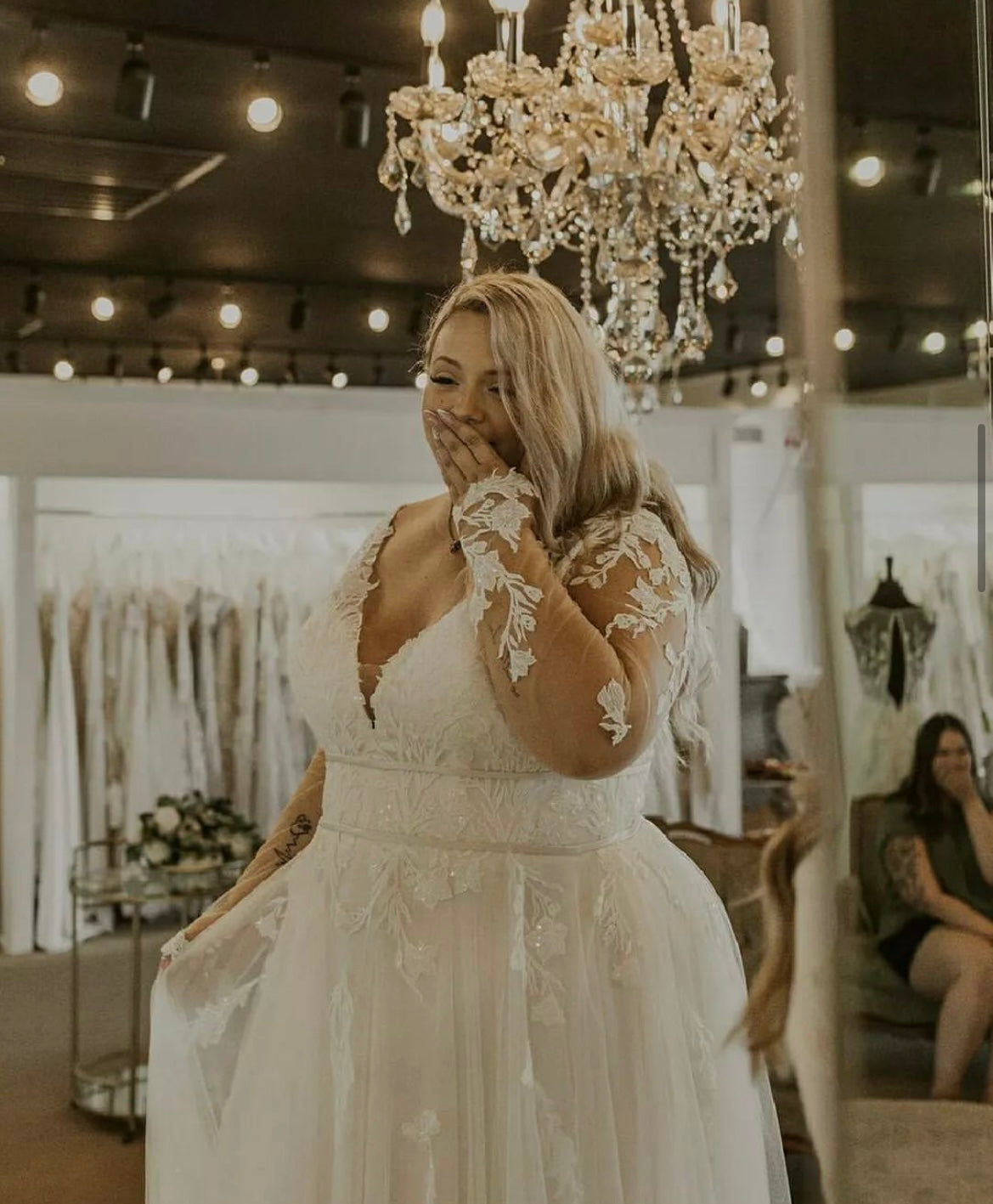 Cayla *échantillon taille 24* - robe de mariée boho en tulle à manches longues avec taille cintrée et dentelle d’inspiration végétale Cayla *échantillon taille 24* - robe de mariée boho en tulle à manches longues avec taille cintrée et dentelle d’inspiration végétale