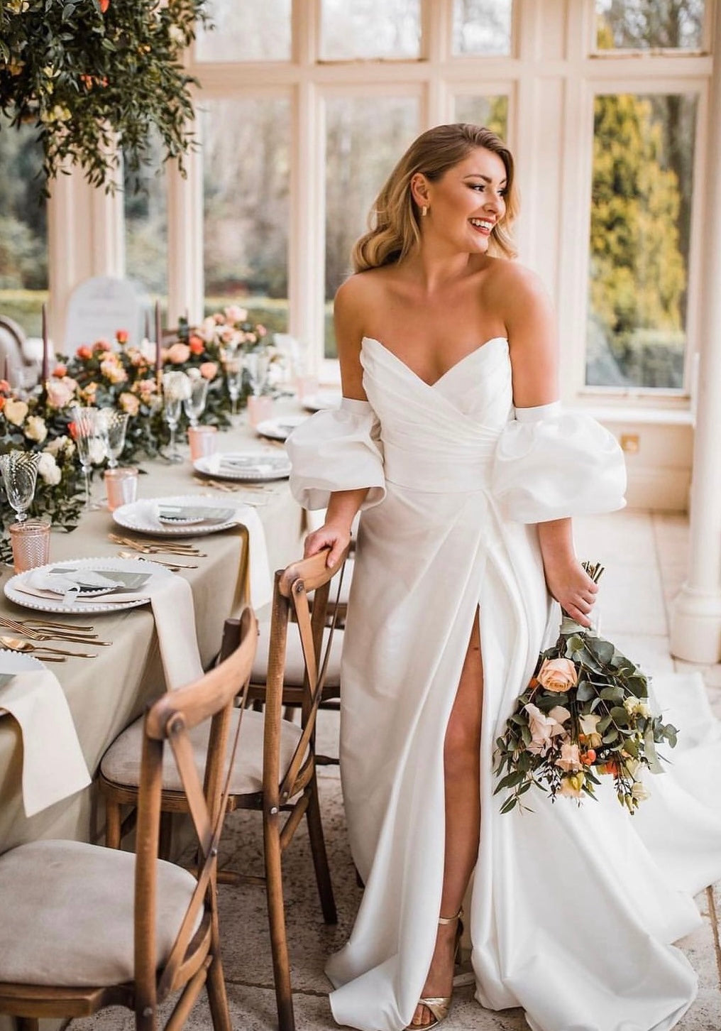 Watson - robe de mariée moderne et classique à bustier en coeur et fente dramatique à la jambe Watson - robe de mariée moderne et classique à bustier en coeur et fente dramatique à la jambe