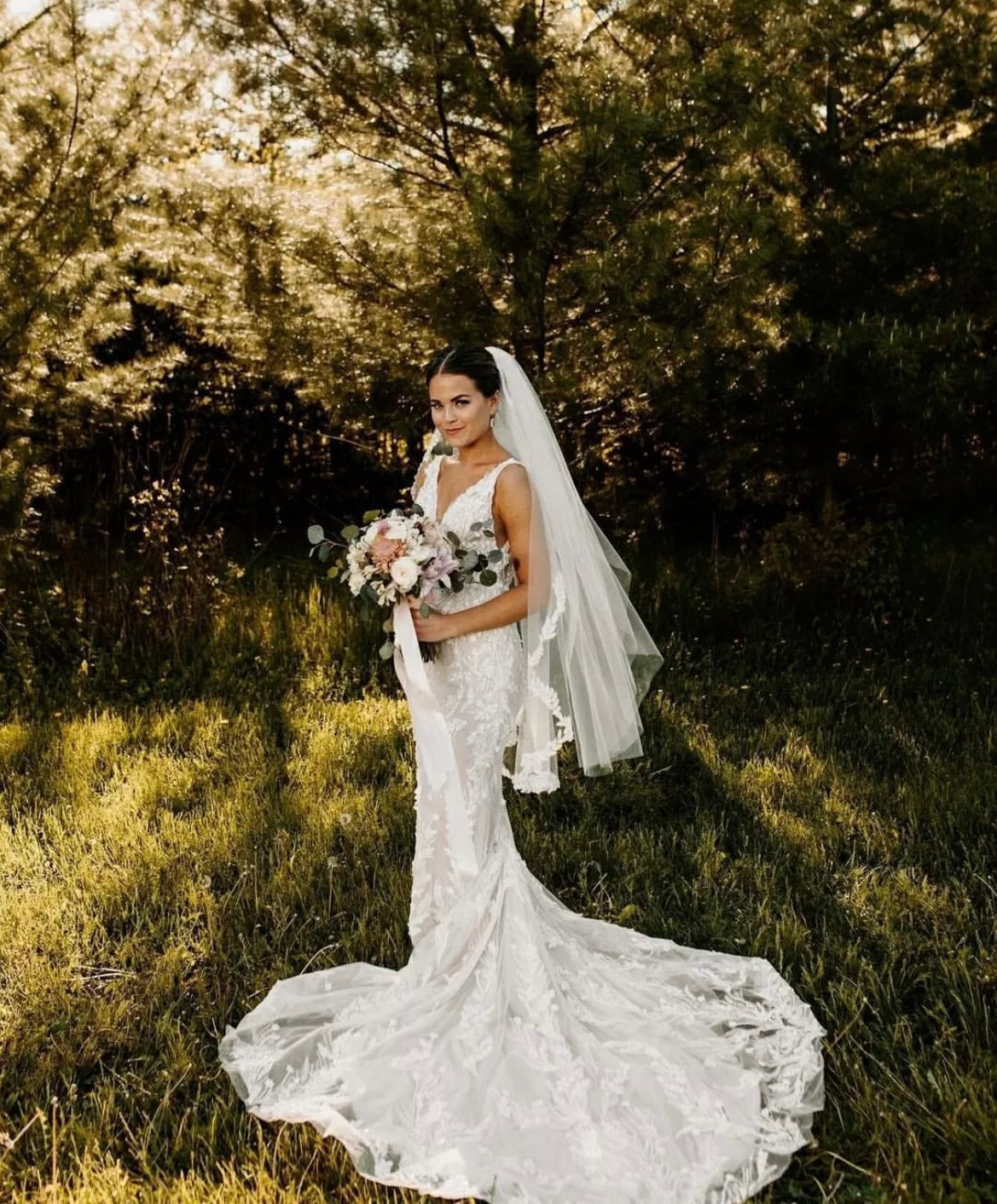 Xena - robe à coupe ajustée à dentelle perlée luxueuse et dos dénudé, avec boucles amovibles Xena - robe à coupe ajustée à dentelle perlée luxueuse et dos dénudé, avec boucles amovibles