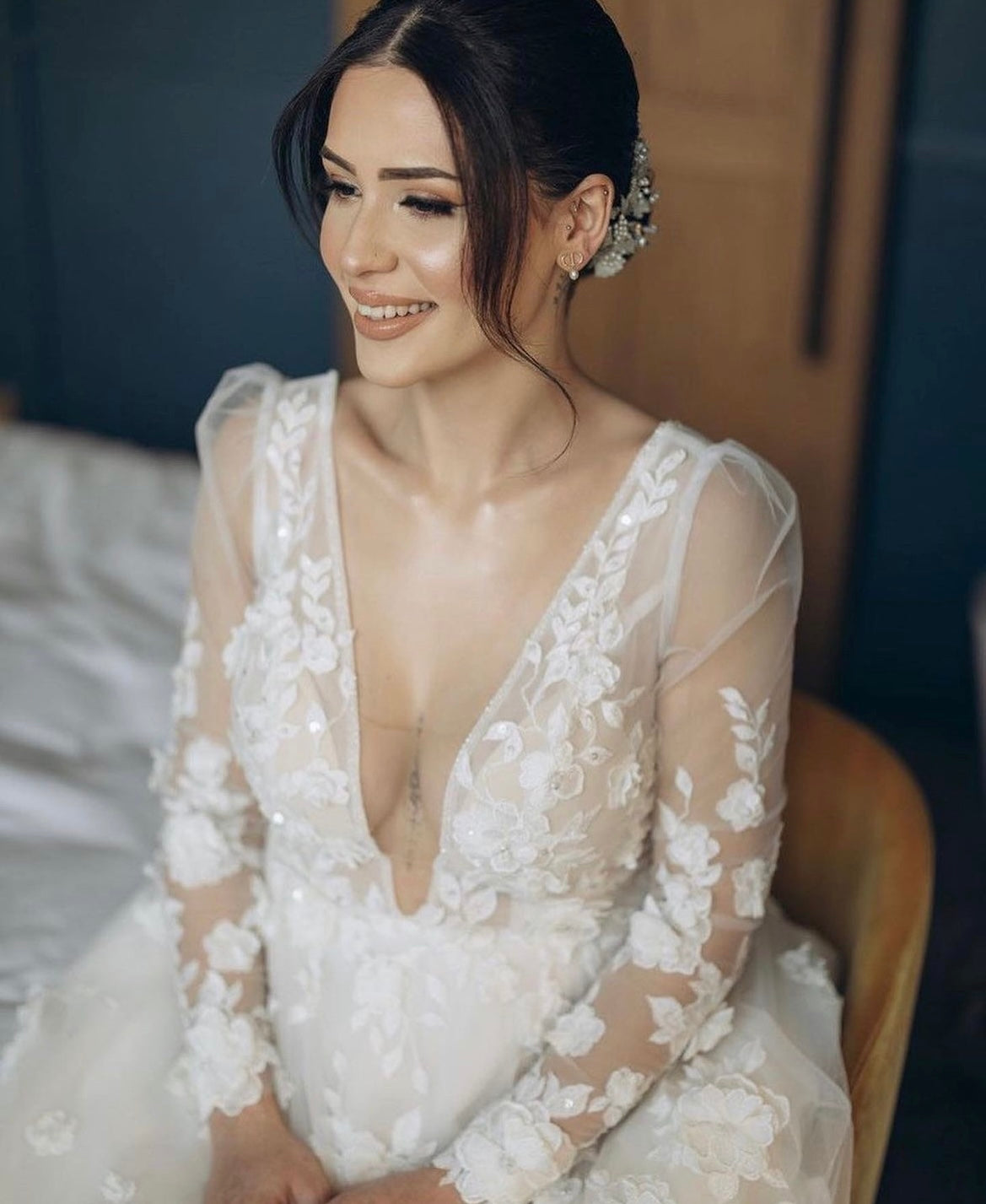 Glynis- robe de mariée en tulle avec dentelle 3D, décolleté plongeant et manches longues Glynis- robe de mariée en tulle avec dentelle 3D, décolleté plongeant et manches longues