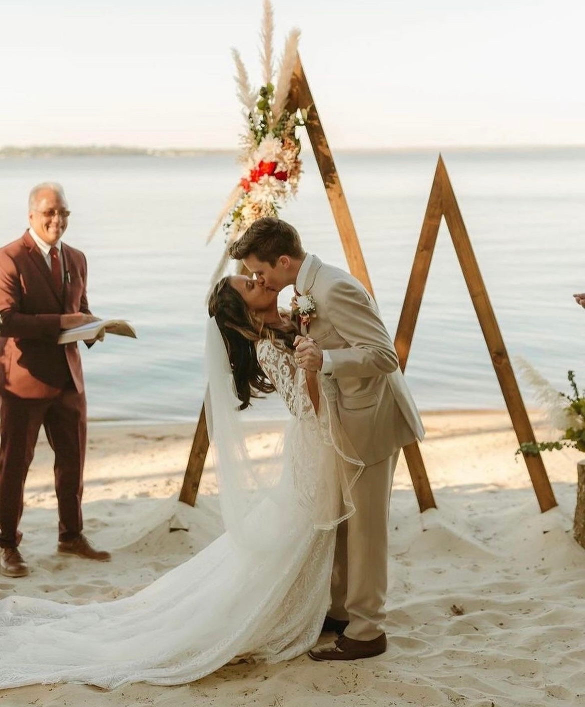 Wilson - robe de mariée boho ajustée en dentelle avec manches cloches en tulle léger et dos ouvert Wilson - robe de mariée boho ajustée en dentelle avec manches cloches en tulle léger et dos ouvert