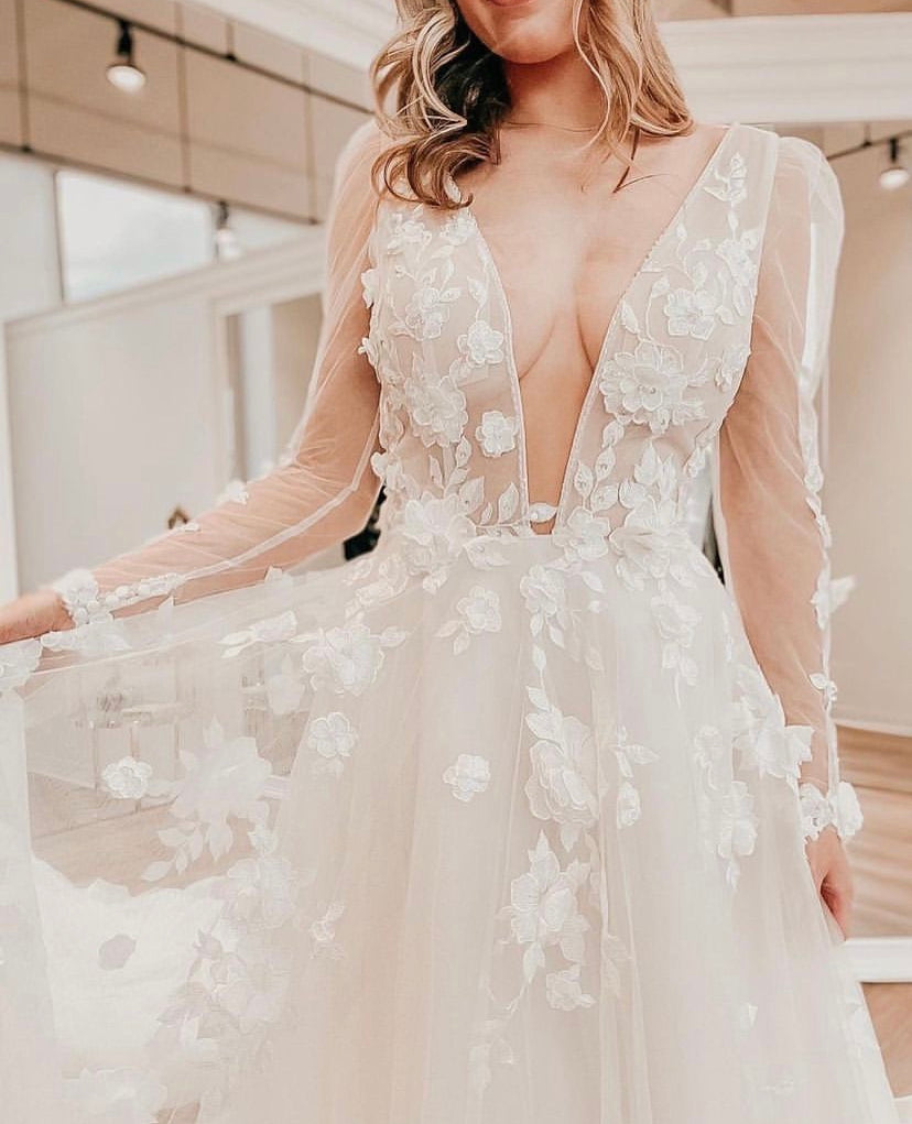Glynis- robe de mariée en tulle avec dentelle 3D, décolleté plongeant et manches longues Glynis- robe de mariée en tulle avec dentelle 3D, décolleté plongeant et manches longues
