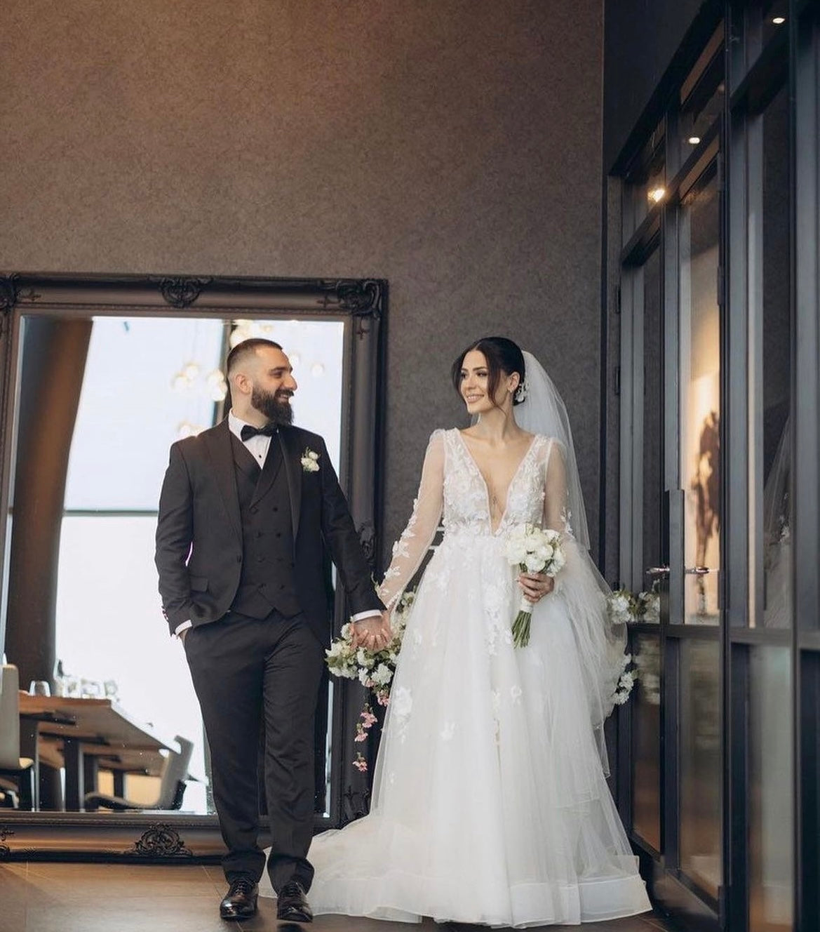 Glynis- robe de mariée en tulle avec dentelle 3D, décolleté plongeant et manches longues Glynis- robe de mariée en tulle avec dentelle 3D, décolleté plongeant et manches longues