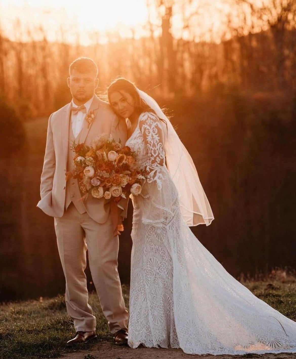 Wilson - robe de mariée boho ajustée en dentelle avec manches cloches en tulle léger et dos ouvert Wilson - robe de mariée boho ajustée en dentelle avec manches cloches en tulle léger et dos ouvert