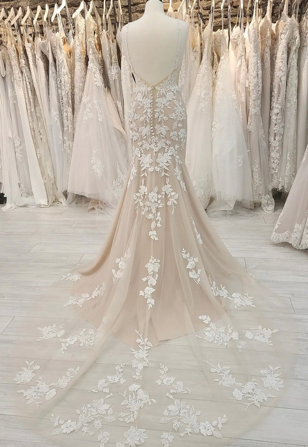 Clyde - robe de mariée ajustée en dentelle extensible à dos dégagé Clyde - robe de mariée ajustée en dentelle extensible à dos dégagé