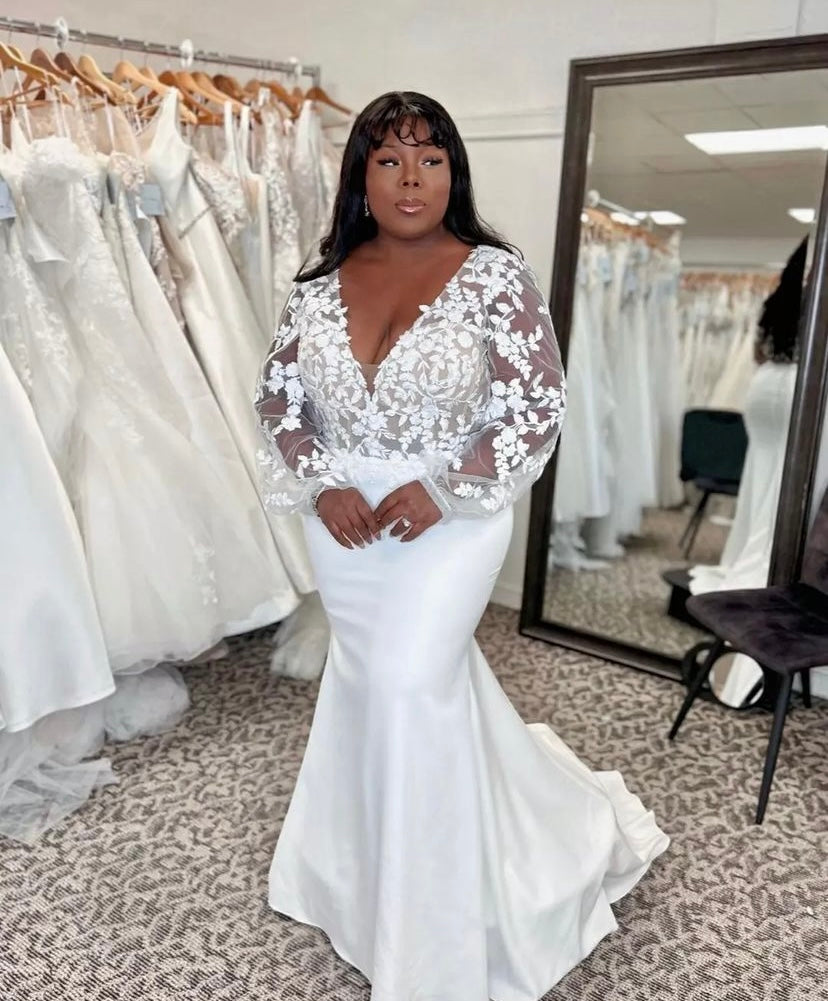 Bella *échantillon taille 20* - robe de mariée boho moderne avec dentelle de coton et jupe en crêpe satinée ajustée, manches longues bouffantes Bella *échantillon taille 20* - robe de mariée boho moderne avec dentelle de coton et jupe en crêpe satinée ajustée, manches longues bouffantes