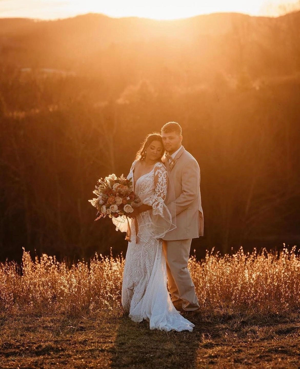 Wilson - robe de mariée boho ajustée en dentelle avec manches cloches en tulle léger et dos ouvert Wilson - robe de mariée boho ajustée en dentelle avec manches cloches en tulle léger et dos ouvert