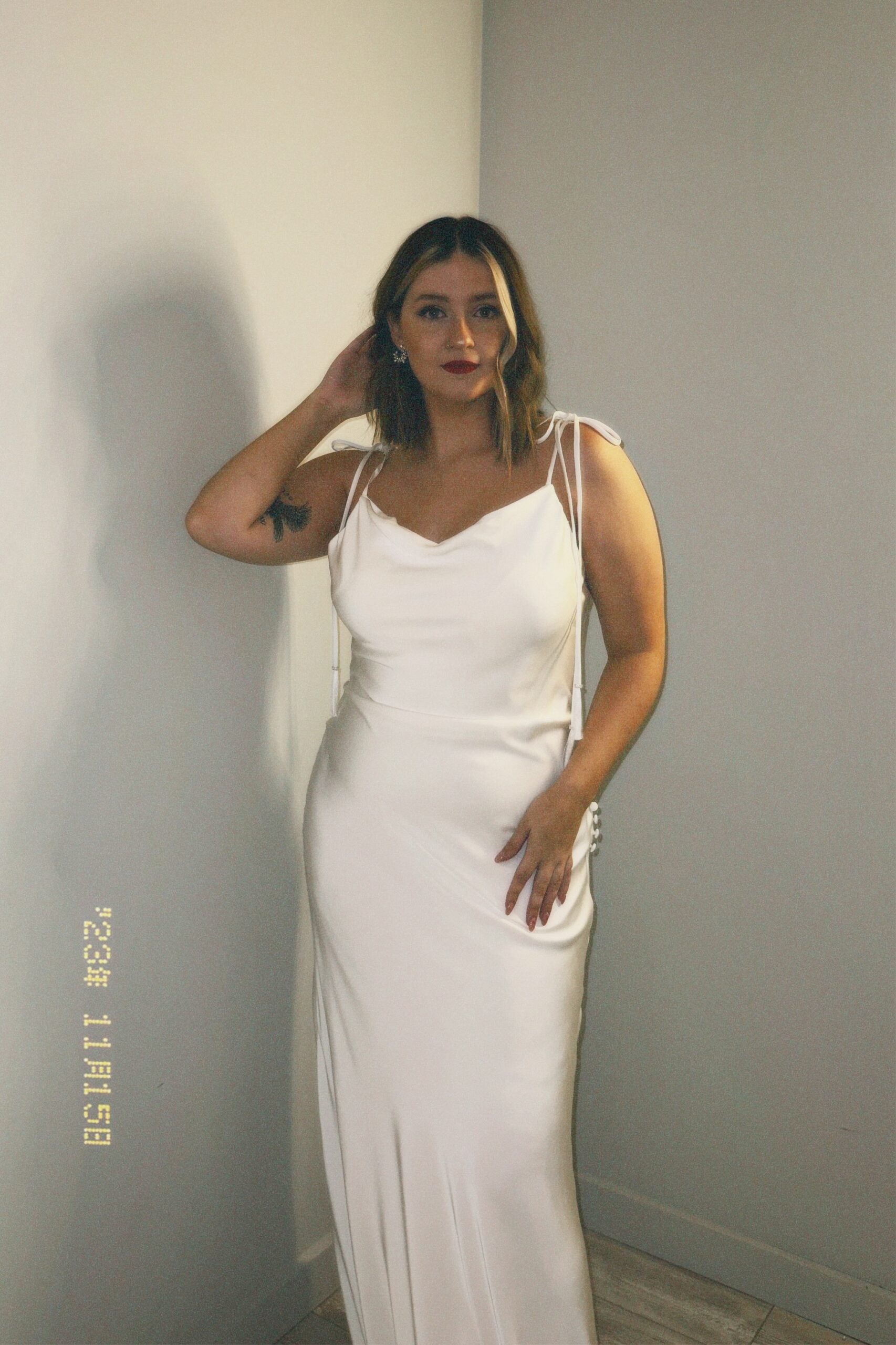 *EXCLUSIVITÉ* Dana - robe de mariée moderne ajustée en satin extensible avec bretelles fines nouées *EXCLUSIVITÉ* Dana - robe de mariée moderne ajustée en satin extensible avec bretelles fines nouées