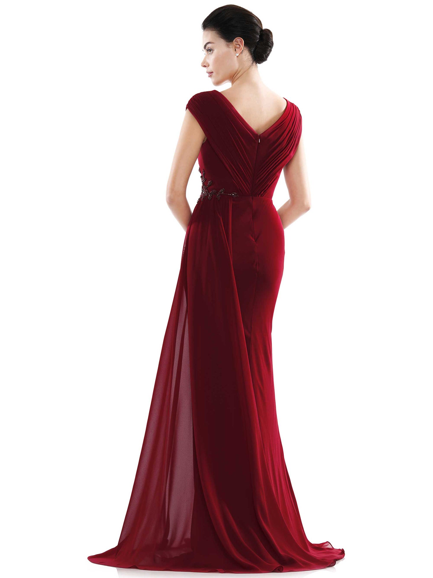 Eden *échantillons taille 12 et taille 24* - robe de coupe droite en chiffon de haute qualités avec détail voilé à la hanche et dos en V Eden *échantillons taille 12 et taille 24* - robe de coupe droite en chiffon de haute qualités avec détail voilé à la hanche et dos en V