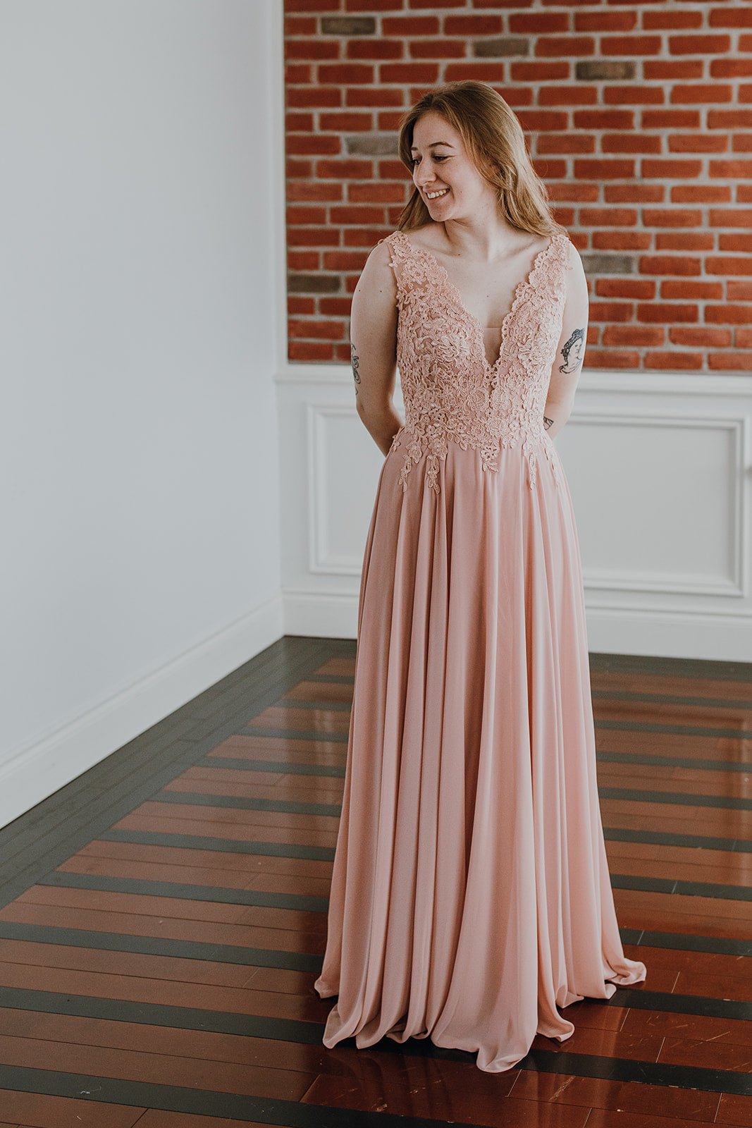 Darlyn - robe longue sans manche avec haut en dentelle non perlée et jupe de chiffon Darlyn - robe longue sans manche avec haut en dentelle non perlée et jupe de chiffon