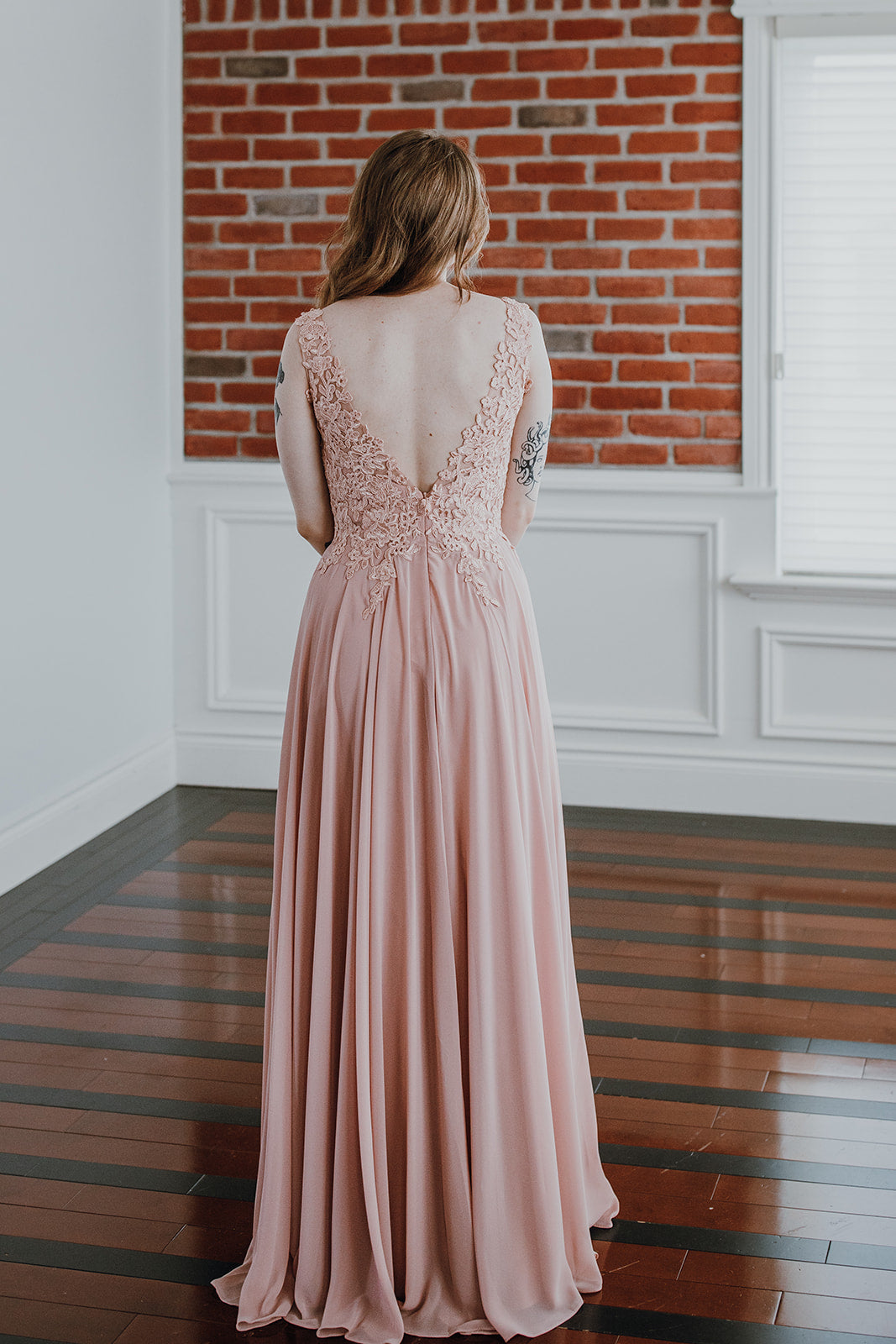 Darlyn - robe longue sans manche avec haut en dentelle non perlée et jupe de chiffon Darlyn - robe longue sans manche avec haut en dentelle non perlée et jupe de chiffon