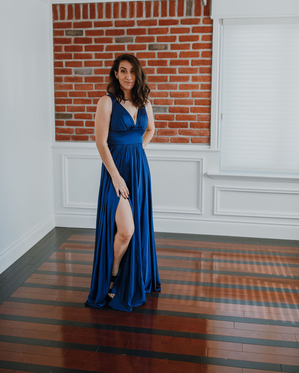 Brad *tailles 14 à 24* - robe longue en tissus satiné avec décolleté en V et jambe fendue Brad *tailles 14 à 24* - robe longue en tissus satiné avec décolleté en V et jambe fendue