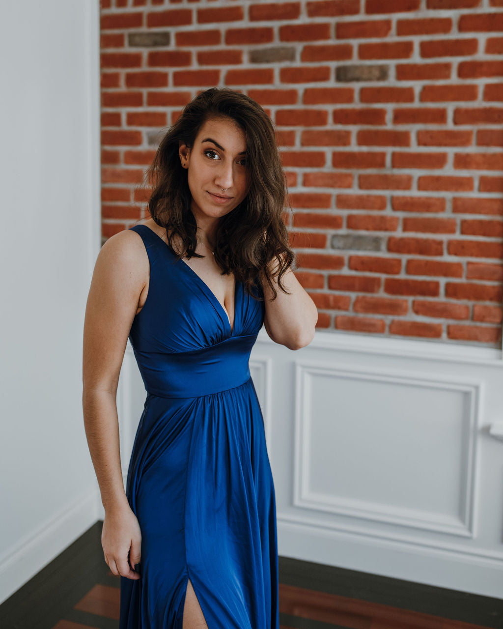 Brad *tailles 14 à 24* - robe longue en tissus satiné avec décolleté en V et jambe fendue Brad *tailles 14 à 24* - robe longue en tissus satiné avec décolleté en V et jambe fendue