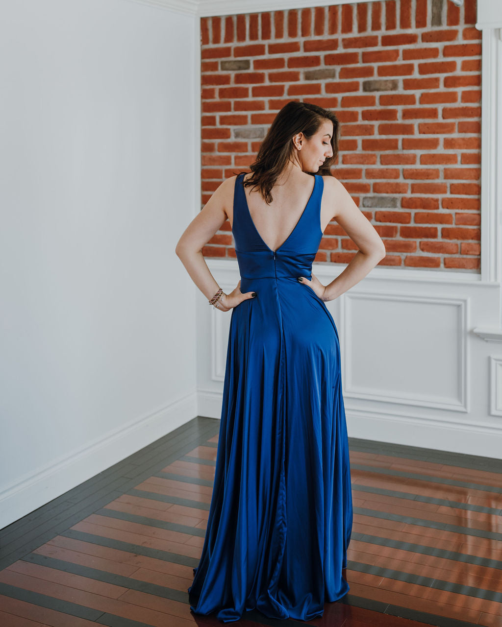 Brad *tailles 14 à 24* - robe longue en tissus satiné avec décolleté en V et jambe fendue Brad *tailles 14 à 24* - robe longue en tissus satiné avec décolleté en V et jambe fendue