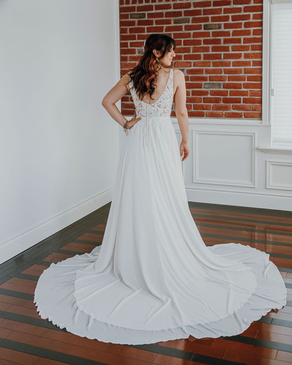 Shiloh - robe de mariée boho sans manches avec haut en V et décolleté illusion Shiloh - robe de mariée boho sans manches avec haut en V et décolleté illusion