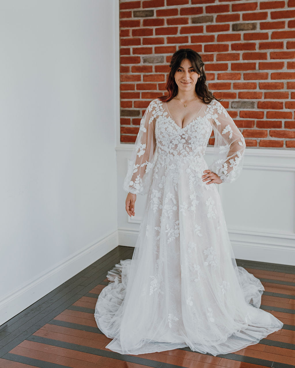 *EXCLUSIVITÉ* Donovan *échantillon taille 10* - robe de mariée boho ligne A avec manches bouffantes et dos illusion à boutons *EXCLUSIVITÉ* Donovan *échantillon taille 10* - robe de mariée boho ligne A avec manches bouffantes et dos illusion à boutons