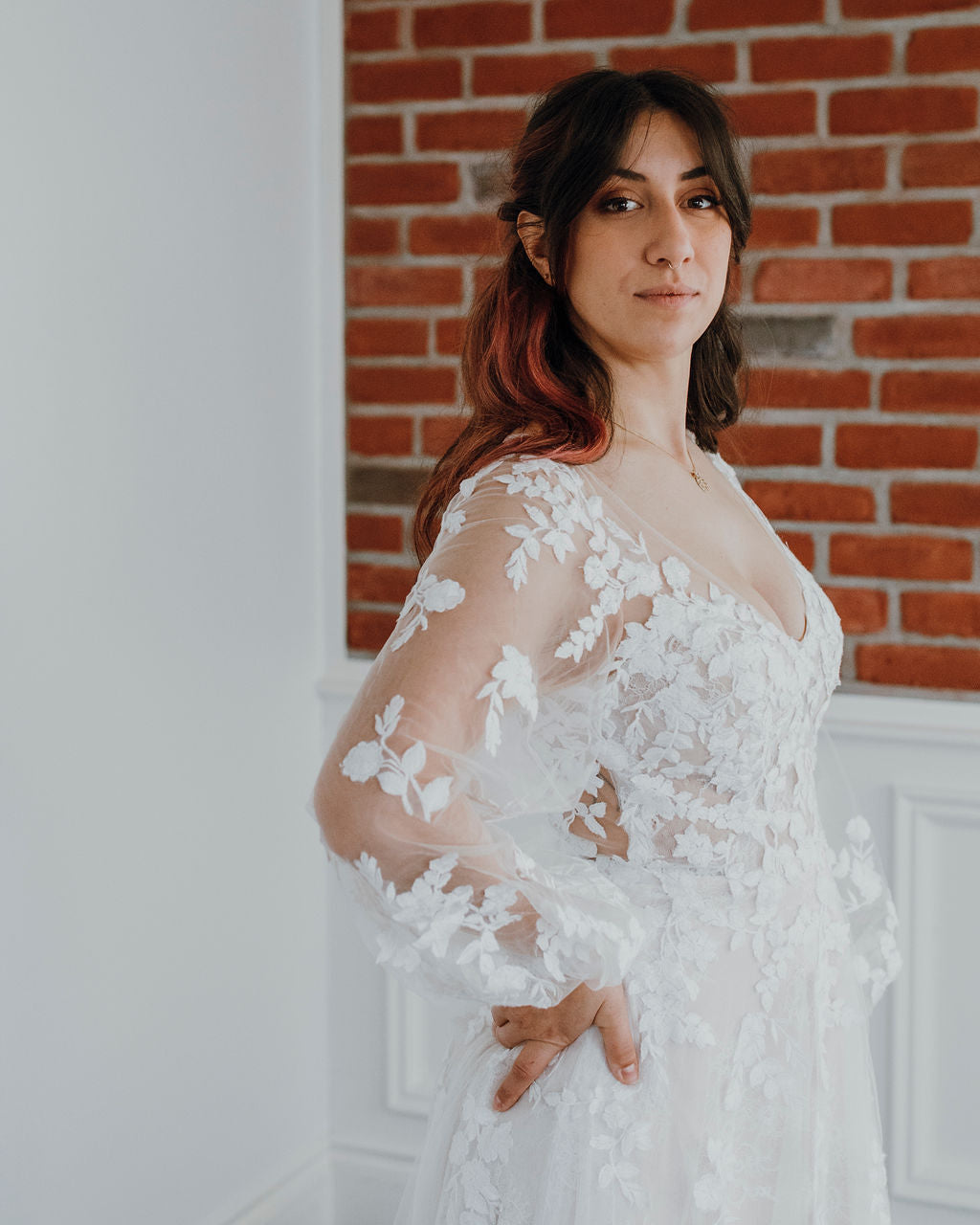 *EXCLUSIVITÉ* Donovan *échantillon taille 10* - robe de mariée boho ligne A avec manches bouffantes et dos illusion à boutons *EXCLUSIVITÉ* Donovan *échantillon taille 10* - robe de mariée boho ligne A avec manches bouffantes et dos illusion à boutons