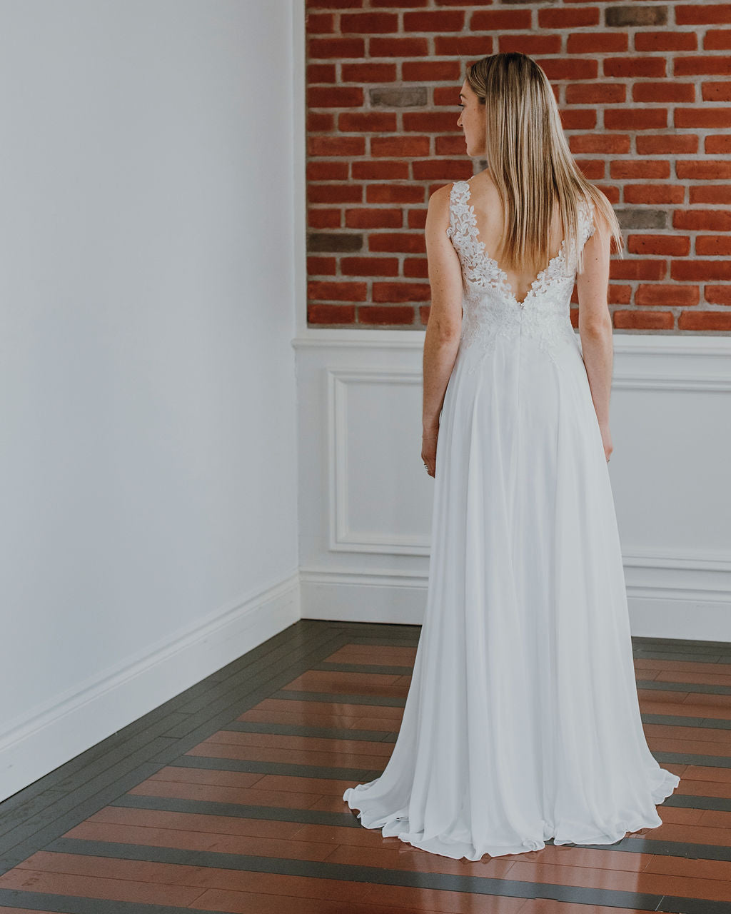 Diana - robe de mariée simple en dentelle et chiffon Diana - robe de mariée simple en dentelle et chiffon