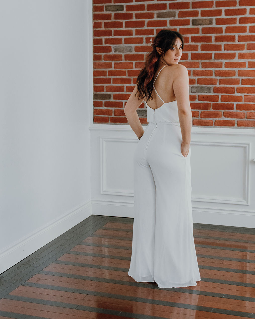 Candide *échantillon taille 10* - jumpsuit / combinaison longue en chiffon à dos croisé avec poches et jambes larges Candide *échantillon taille 10* - jumpsuit / combinaison longue en chiffon à dos croisé avec poches et jambes larges