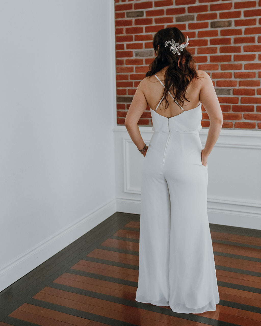 Candide *échantillon taille 10* - jumpsuit / combinaison longue en chiffon à dos croisé avec poches et jambes larges Candide *échantillon taille 10* - jumpsuit / combinaison longue en chiffon à dos croisé avec poches et jambes larges