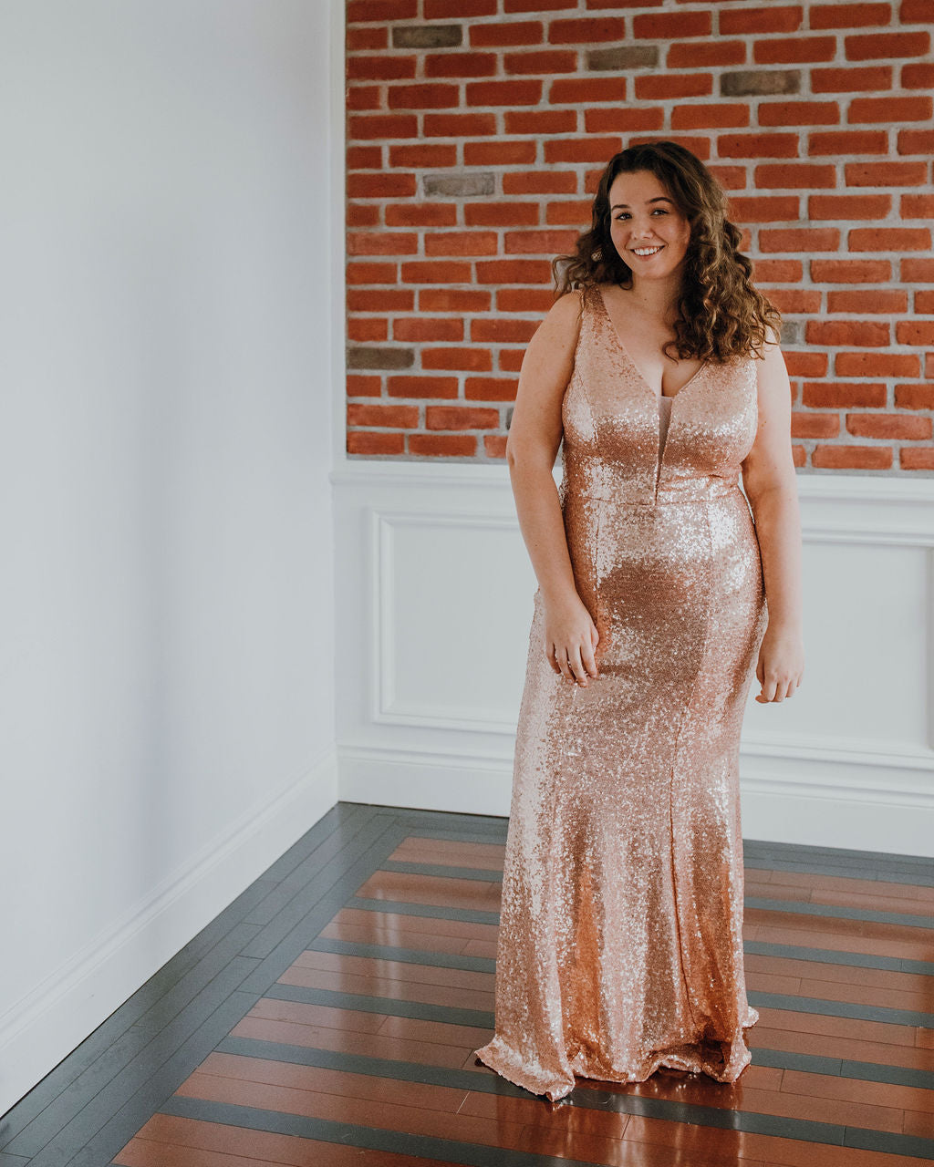 Dixon - Robe longue à coupe ajustée, décolleté en V, de style vintage à paillettes Dixon - Robe longue à coupe ajustée, décolleté en V, de style vintage à paillettes