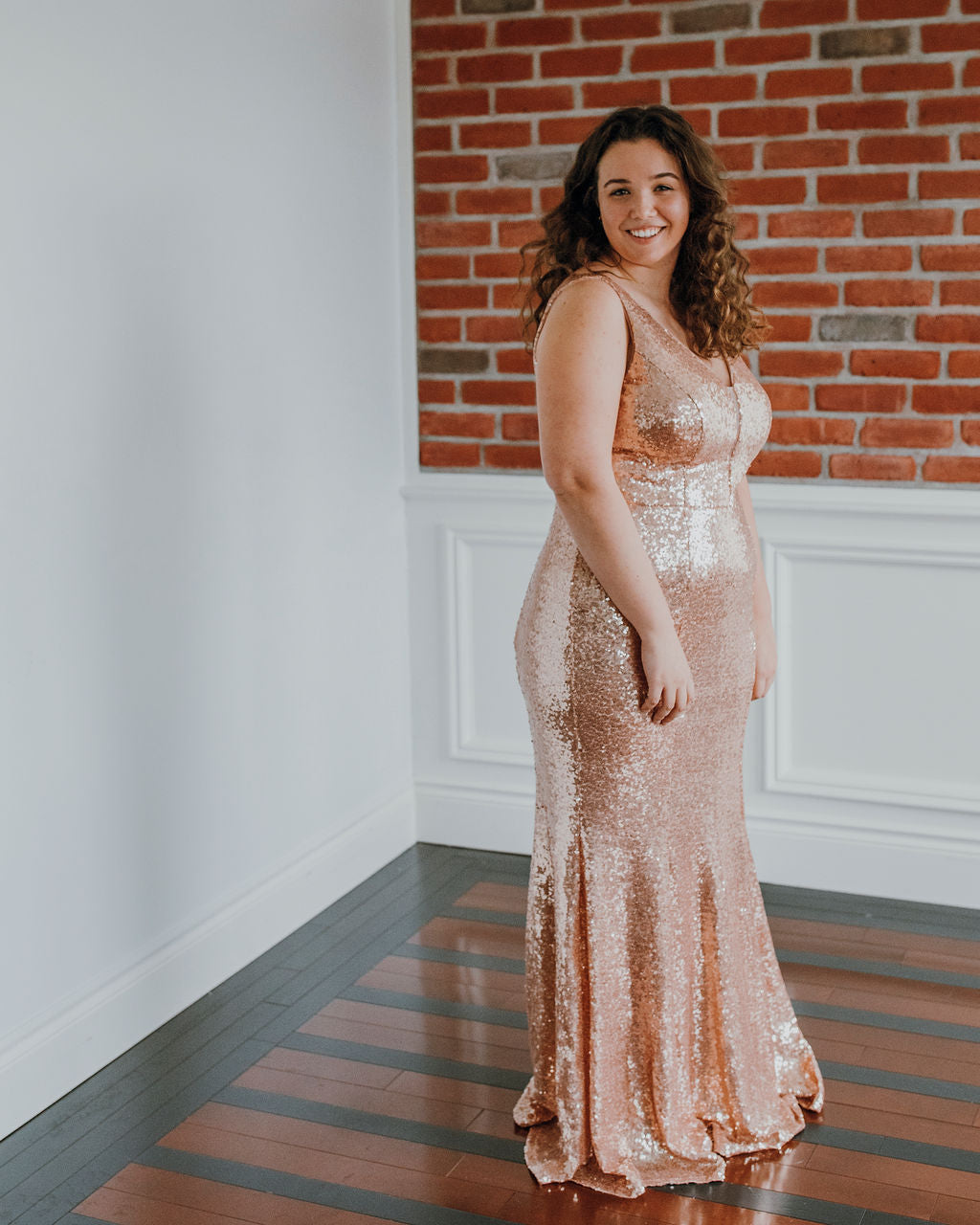 Dixon - Robe longue à coupe ajustée, décolleté en V, de style vintage à paillettes Dixon - Robe longue à coupe ajustée, décolleté en V, de style vintage à paillettes