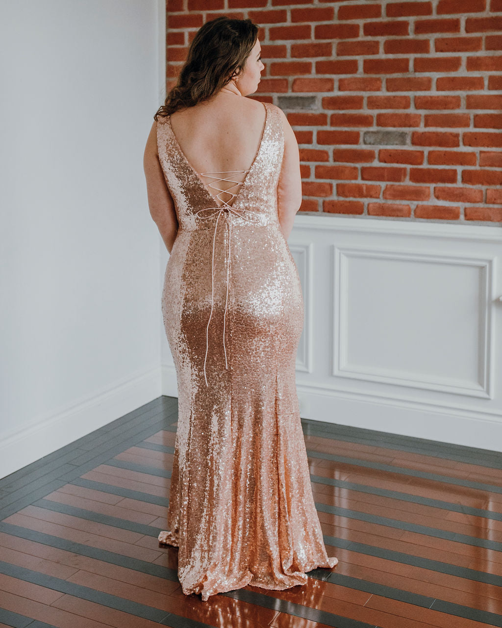 Dixon - Robe longue à coupe ajustée, décolleté en V, de style vintage à paillettes Dixon - Robe longue à coupe ajustée, décolleté en V, de style vintage à paillettes