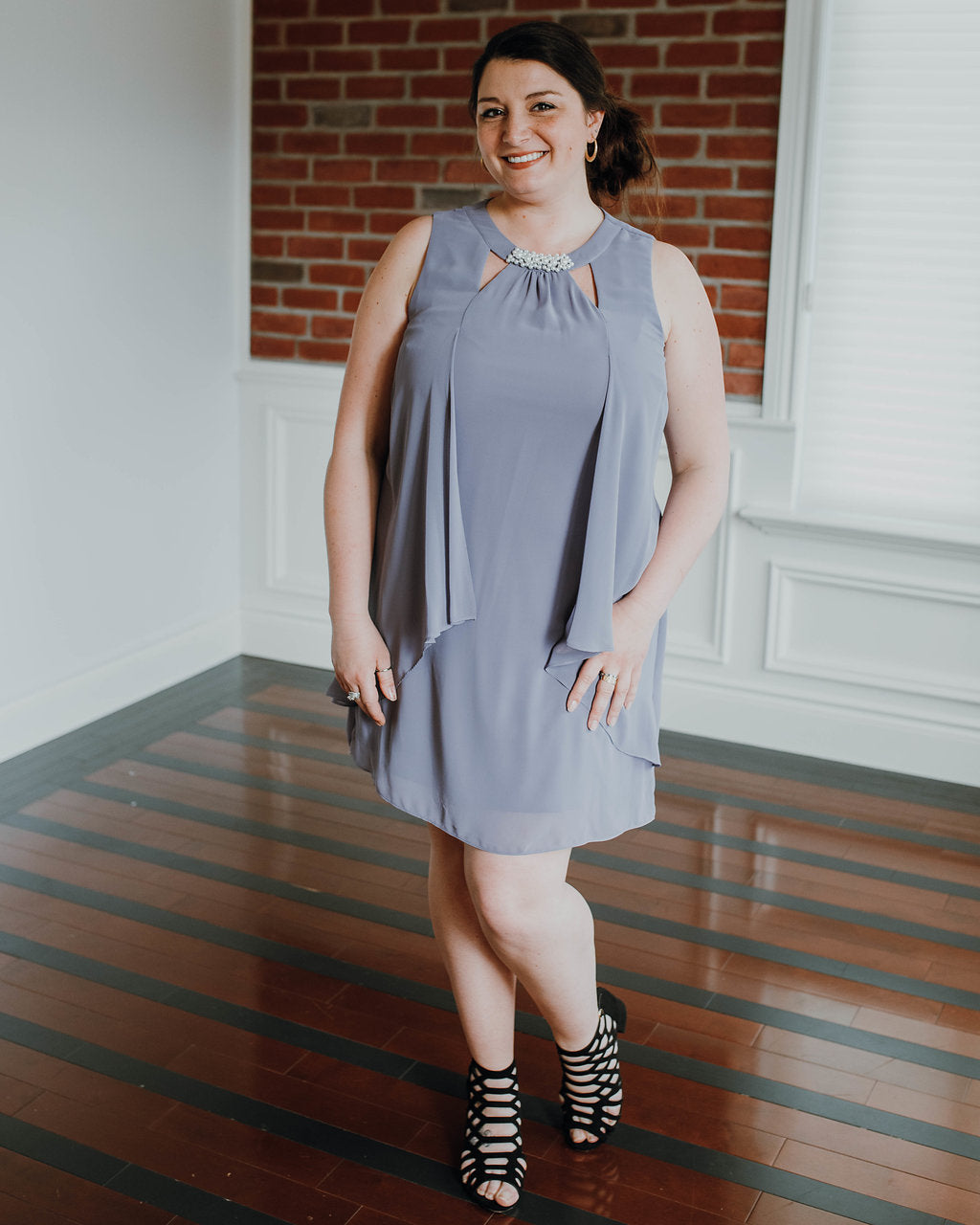 Ray *échantillon taille 10 et taille 16W* - robe courte vaporeuse à bijou perlé au col Ray Espace Blanc de Blancs