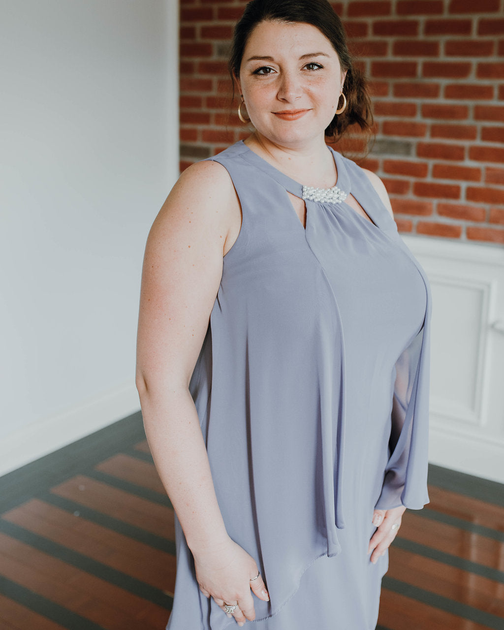 Ray *échantillon taille 10 et taille 16W* - robe courte vaporeuse à bijou perlé au col Ray Espace Blanc de Blancs