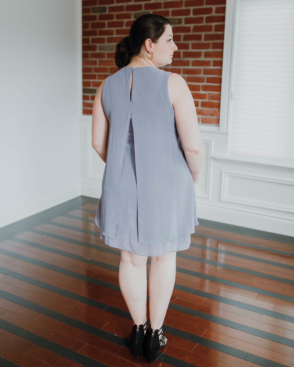 Ray *échantillon taille 10 et taille 16W* - robe courte vaporeuse à bijou perlé au col Ray Espace Blanc de Blancs