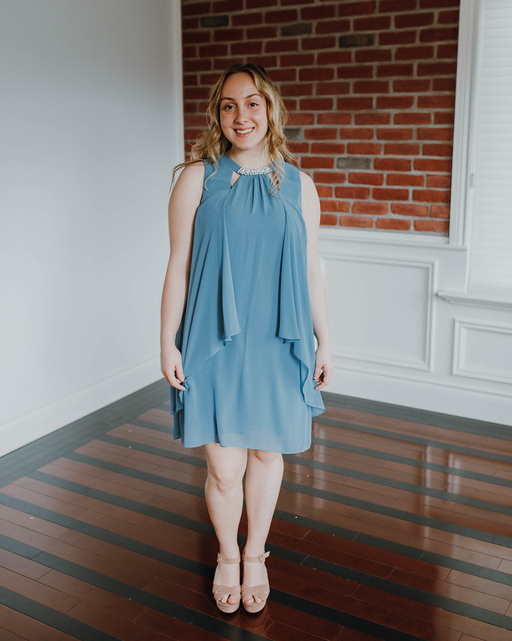 Ray *échantillon taille 10 et taille 16W* - robe courte vaporeuse à bijou perlé au col Ray Espace Blanc de Blancs