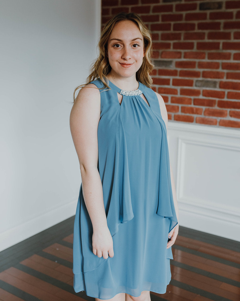 Ray *échantillon taille 10 et taille 16W* - robe courte vaporeuse à bijou perlé au col Ray Espace Blanc de Blancs