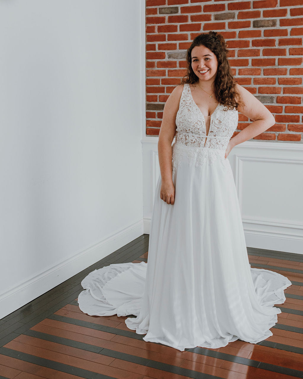 Shiloh - robe de mariée boho sans manches avec haut en V et décolleté illusion Shiloh - robe de mariée boho sans manches avec haut en V et décolleté illusion