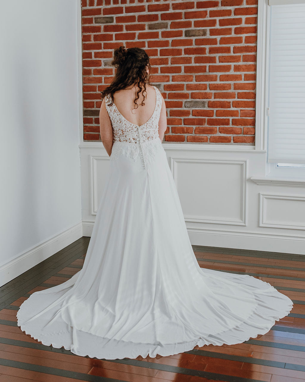 Shiloh - robe de mariée boho sans manches avec haut en V et décolleté illusion Shiloh - robe de mariée boho sans manches avec haut en V et décolleté illusion