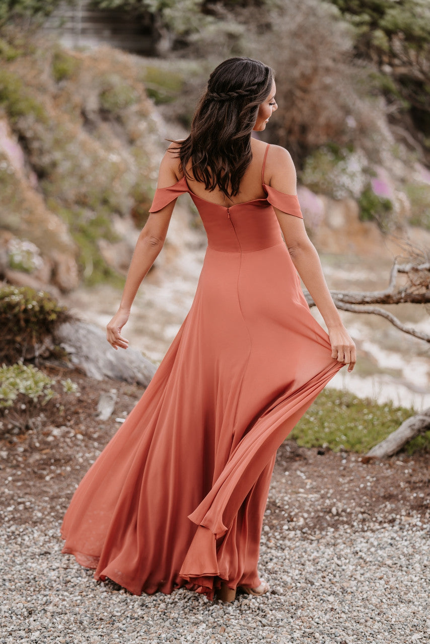 * EXCLUSIVITÉ * Putrie - robe longue à encolure en V et jupe de chiffon avec bretelles tombantes romantiques * EXCLUSIVITÉ * Putrie - robe longue à encolure en V et jupe de chiffon avec bretelles tombantes romantiques