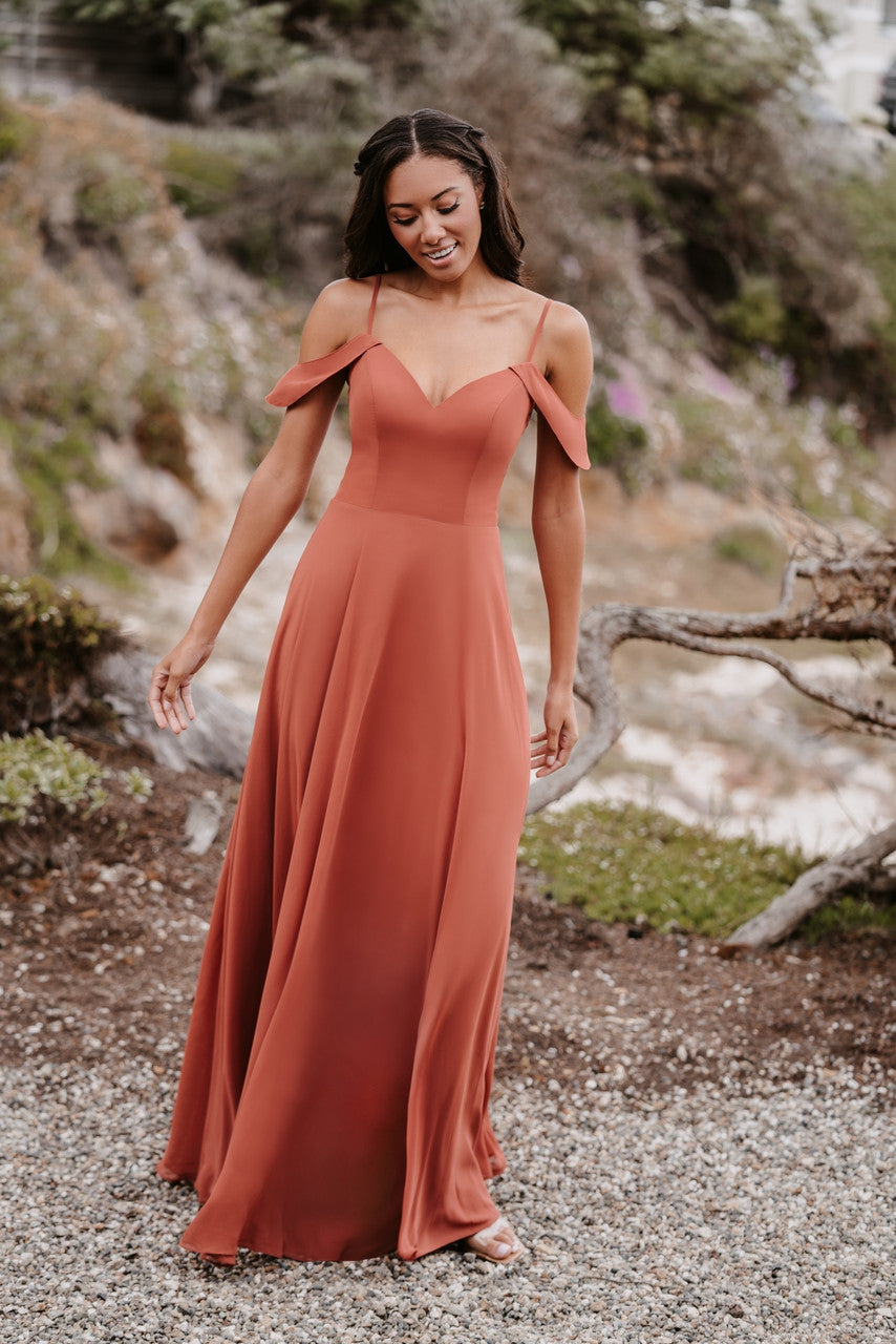 * EXCLUSIVITÉ * Putrie - robe longue à encolure en V et jupe de chiffon avec bretelles tombantes romantiques * EXCLUSIVITÉ * Putrie - robe longue à encolure en V et jupe de chiffon avec bretelles tombantes romantiques