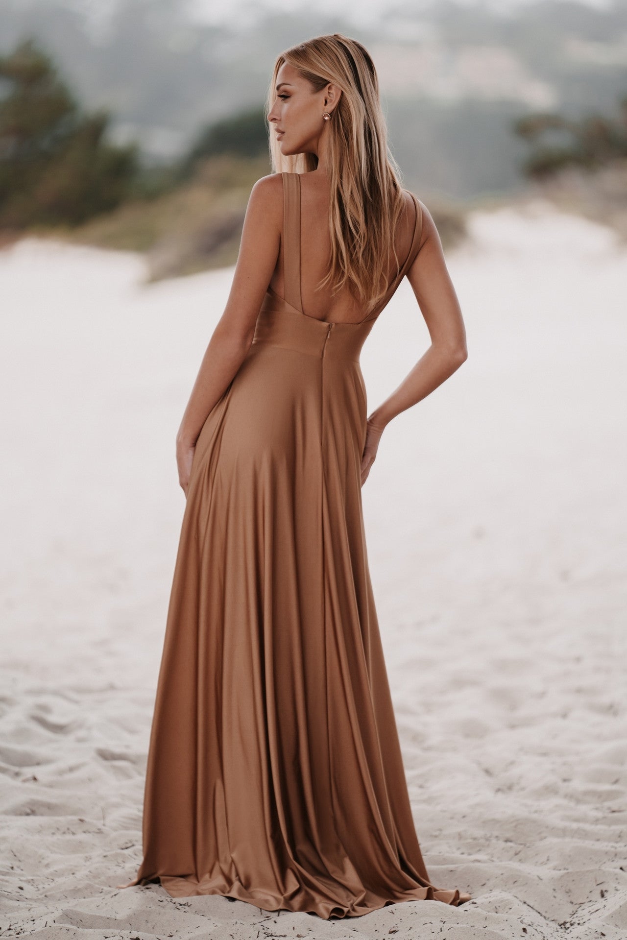 * EXCLUSIVITÉ * Kaï - robe longue en jersey satiné extensible avec bretelles et bande de taille larges et poches * EXCLUSIVITÉ * Kaï - robe longue en jersey satiné extensible avec bretelles et bande de taille larges et poches