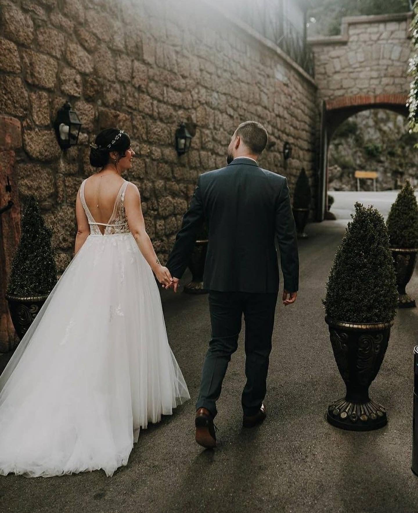 Carmi - robe de mariée à jupe volumineuse d'inspiration boho à décolleté plongeant Carmi - robe de mariée à jupe volumineuse d'inspiration boho à décolleté plongeant