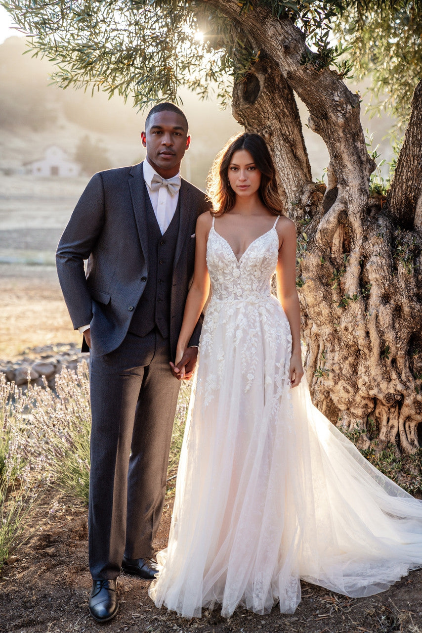 Stella - robe de mariée ligne A avec dentelle au buste et bretelles fines Stella - robe de mariée ligne A avec dentelle au buste et bretelles fines