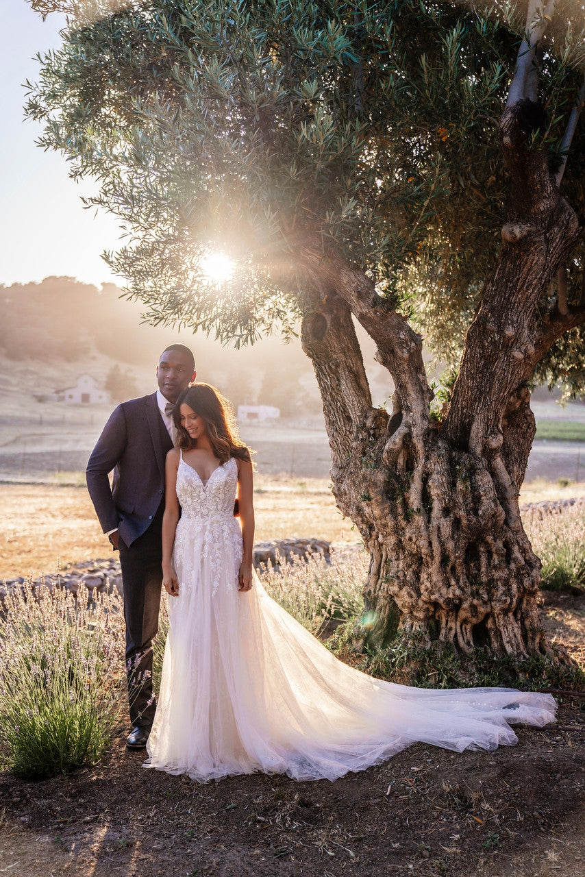 Stella - robe de mariée ligne A avec dentelle au buste et bretelles fines Stella - robe de mariée ligne A avec dentelle au buste et bretelles fines