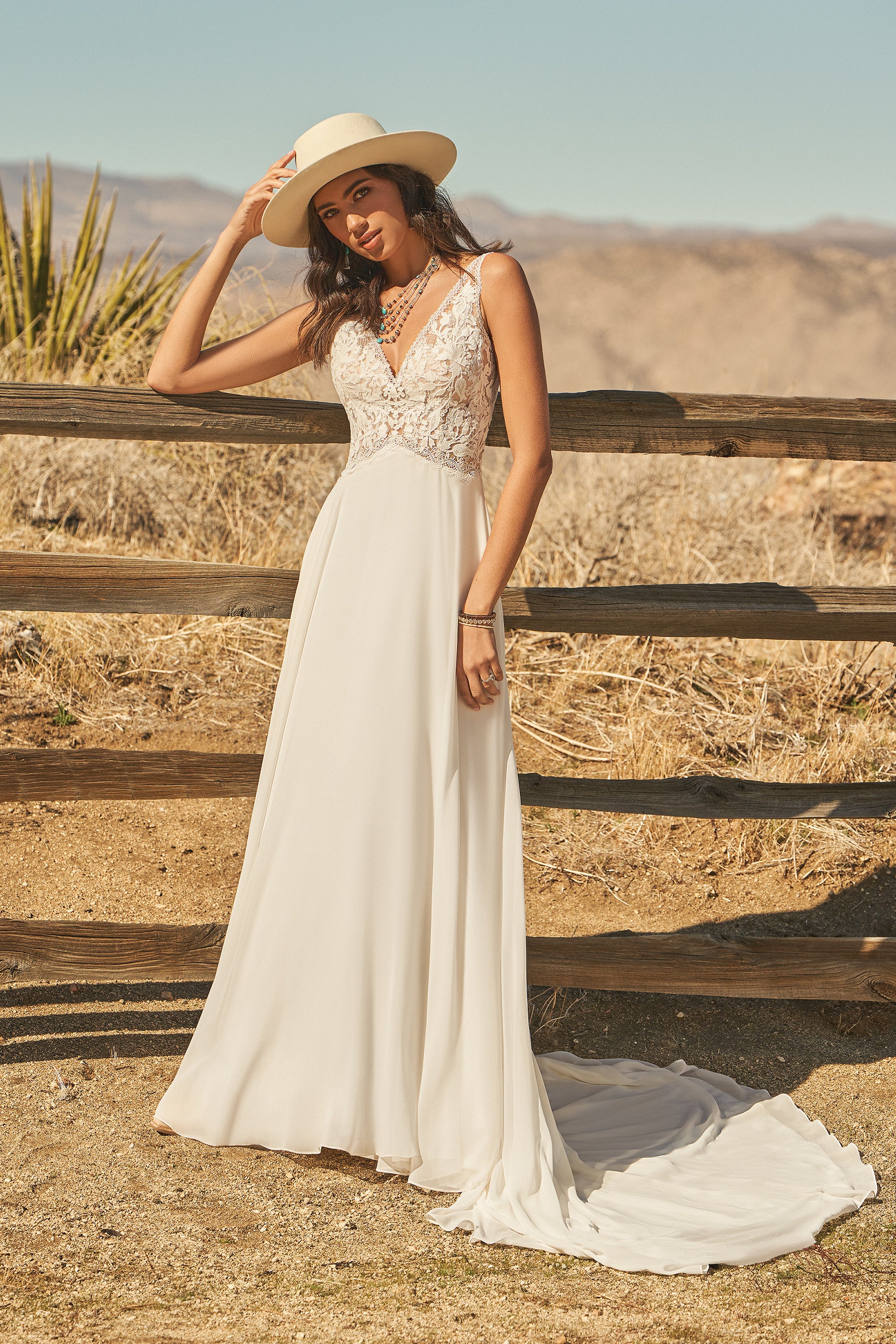 Wrangler *échantillon taille 20* - robe de mariée boho avec dentelle, taille empire marquée et jupe de chiffon Wrangler *échantillon taille 20* - robe de mariée boho avec dentelle, taille empire marquée et jupe de chiffon