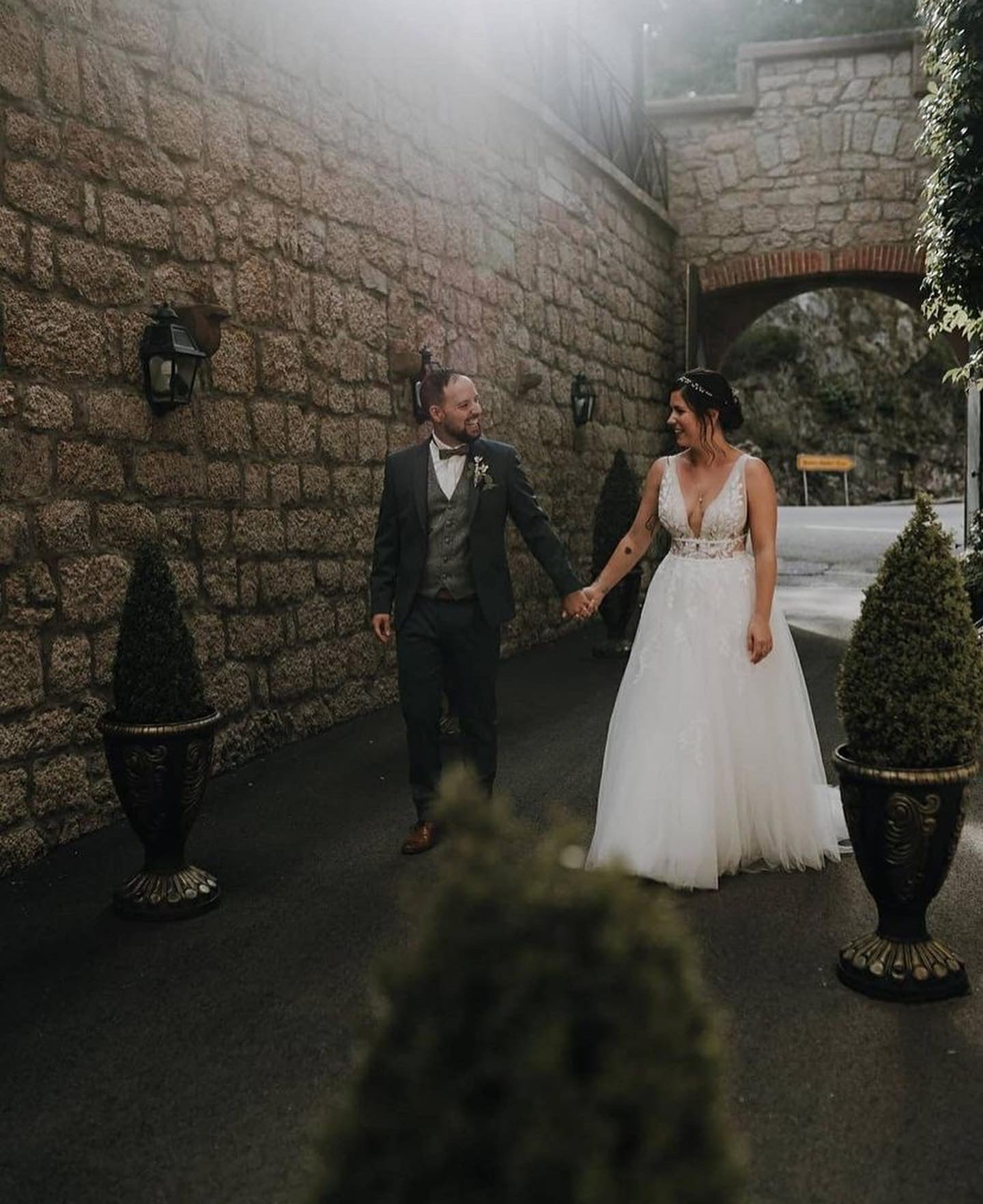 Carmi - robe de mariée à jupe volumineuse d'inspiration boho à décolleté plongeant Carmi - robe de mariée à jupe volumineuse d'inspiration boho à décolleté plongeant