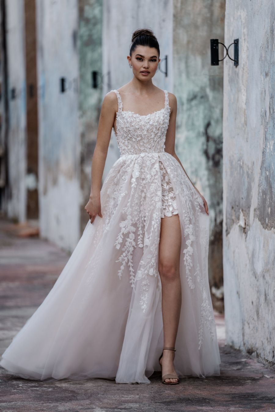 Giselle *taille plus* - robe en A volumineuse haute couture avec dentelle perlée luxueuse, fente audacieuse et jupon raccourci Giselle *taille plus* - robe en A volumineuse haute couture avec dentelle perlée luxueuse, fente audacieuse et jupon raccourci