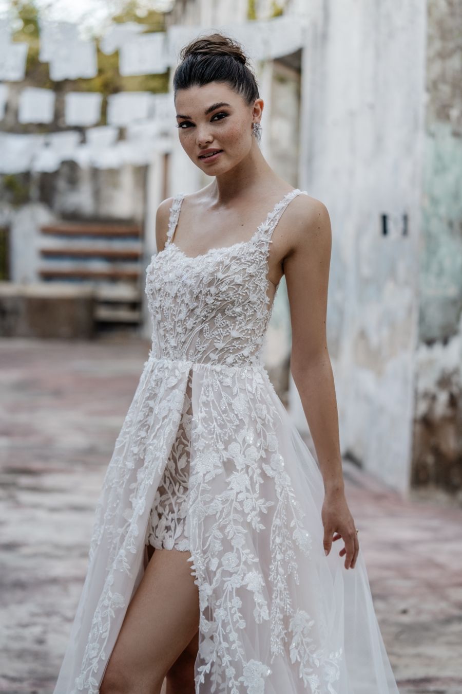 Giselle *taille plus* - robe en A volumineuse haute couture avec dentelle perlée luxueuse, fente audacieuse et jupon raccourci Giselle *taille plus* - robe en A volumineuse haute couture avec dentelle perlée luxueuse, fente audacieuse et jupon raccourci